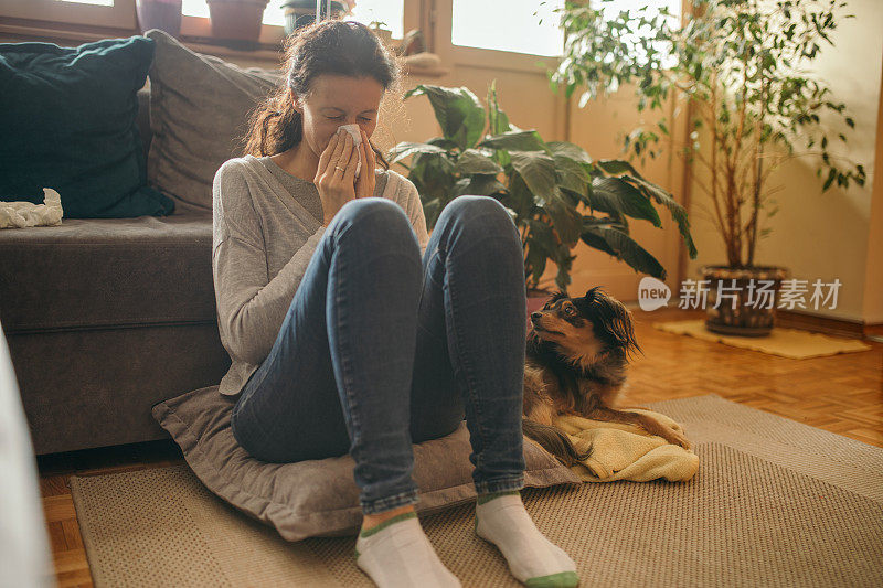 一名妇女患有过敏症和流感