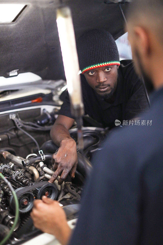柴油技术员在发动机上工作。