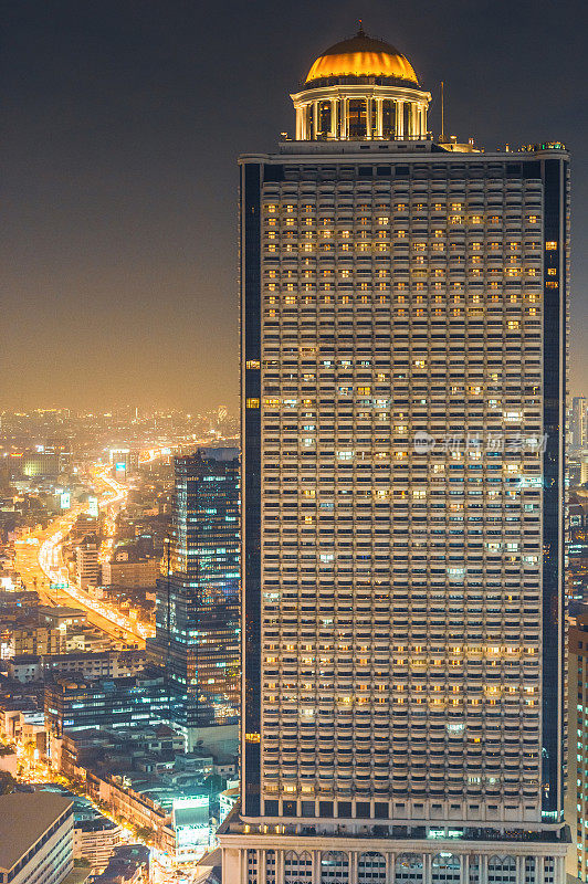 全景城市景观商业区在沙盘他信，silom，沙吞和湄南河，曼谷，泰国)从高空看高楼黄昏