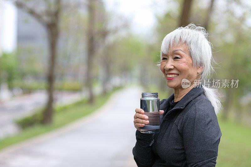 老年妇女运动后喝水