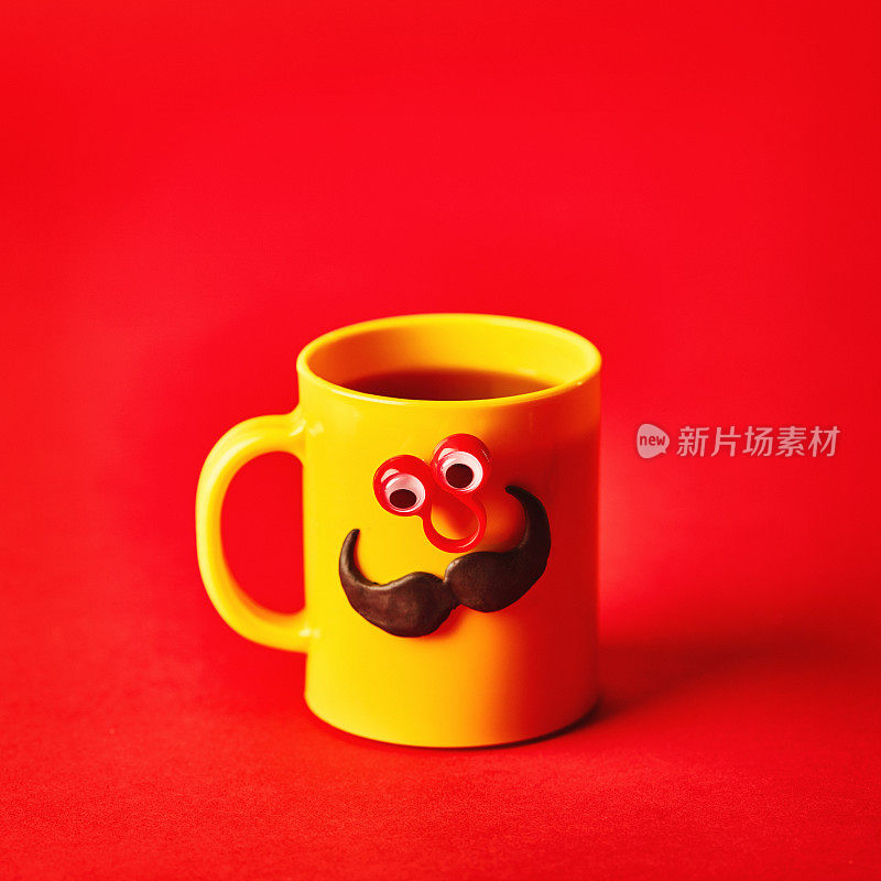 咖啡杯人物与眼睛和胡子在红色的背景