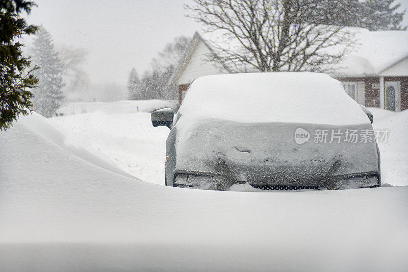 一场暴风雪后的汽车