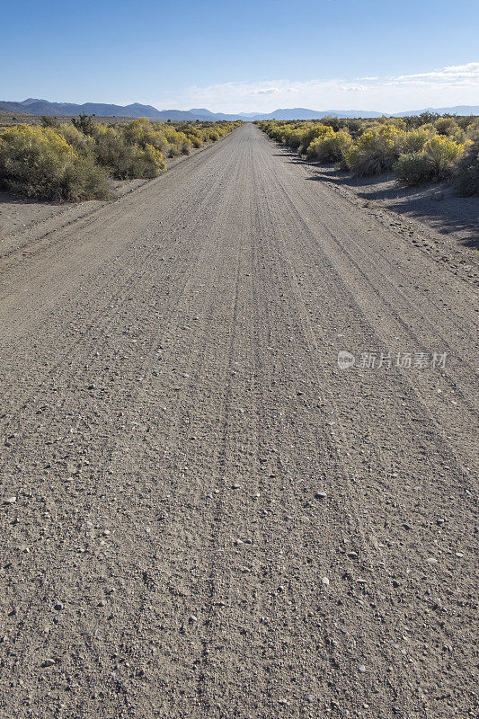 沙漠中空荡荡的砾石路
