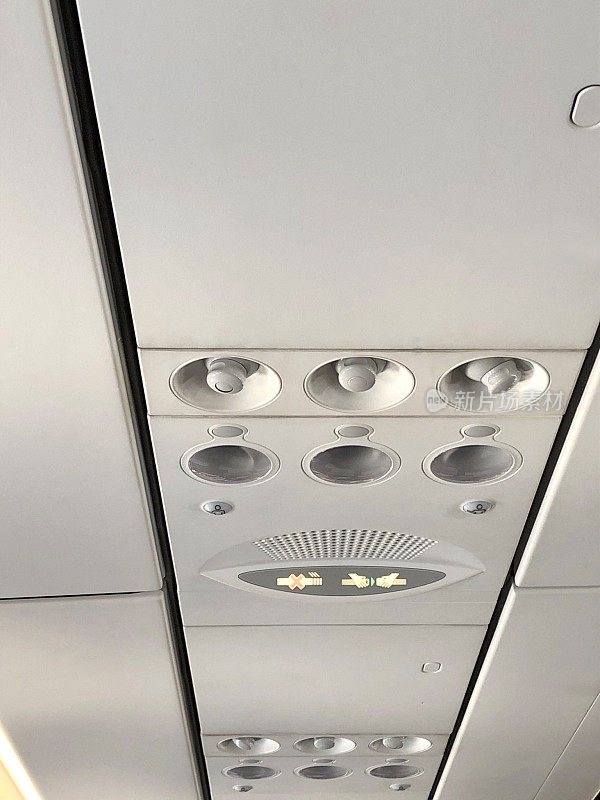 一架客机经济舱上方的通风控制台图像