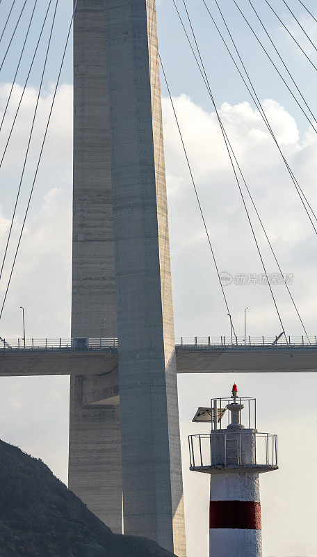 灯塔和亚武兹苏丹塞林桥亚武兹苏丹塞利姆桥在伊斯坦