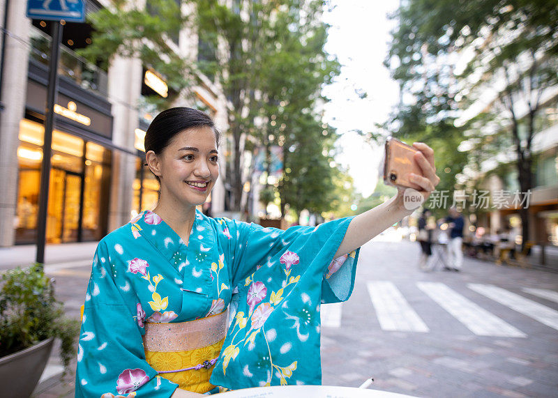 年轻女子在浴田的城市自拍照片