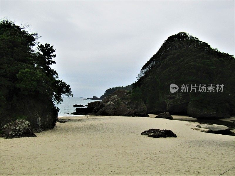 日本。7月。大海、沙滩、悬崖和天空。