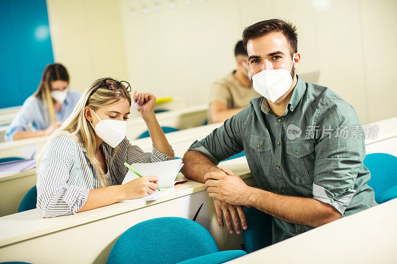 COVID-19疫情期间，大学生在课堂上的表现