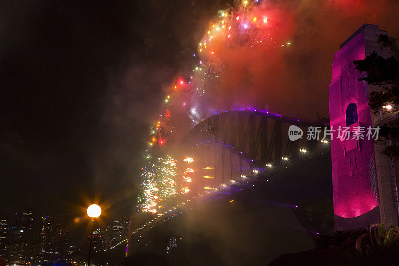 悉尼海港大桥在2020年新年前夜的烟花欢迎秀上