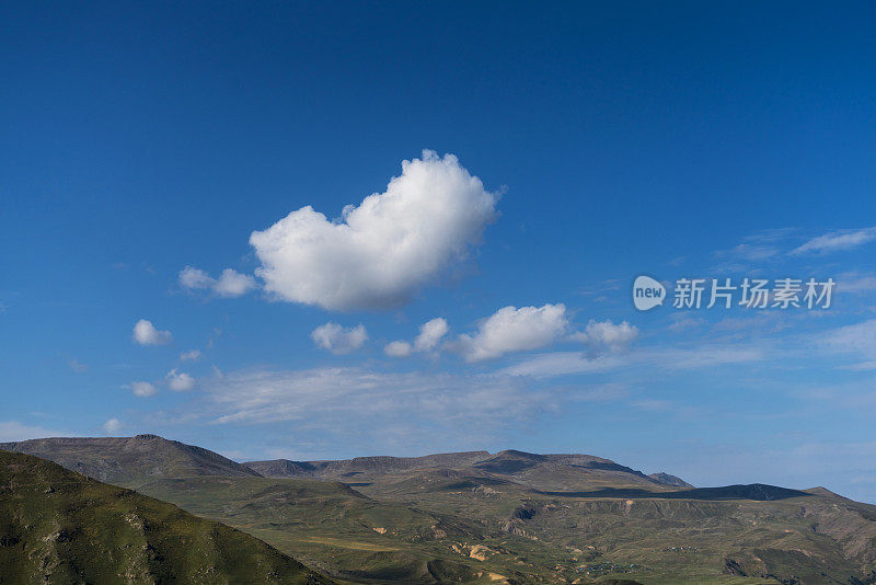 蓬松的积云在阿拉胡贝克Dağları，(意思是“阿拉胡阿克巴山脉”)在土耳其东北部