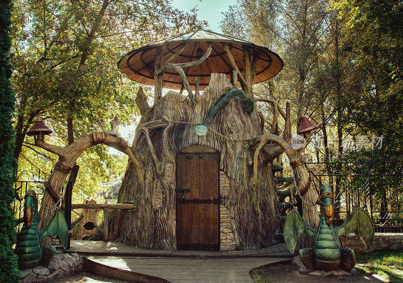 公园里的童话小屋，里面有龙