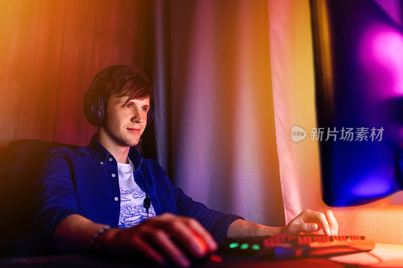 玩家坐在有霓虹灯的房间里，以个人电脑的第一人称玩在线视频游戏。网络体育锦标赛。