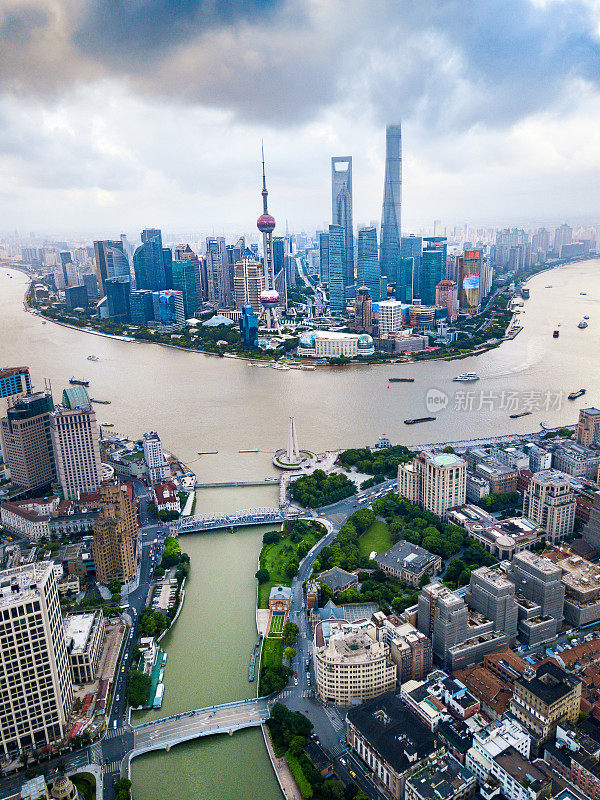 日落时分的上海市区鸟瞰图