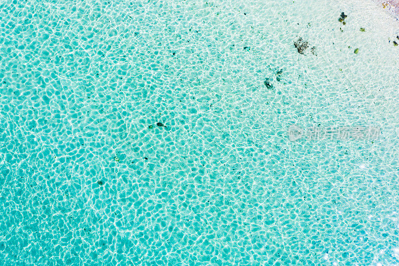 绿松石，水晶清澈的海水背景。空中无人机拍摄。