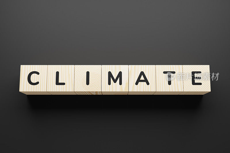 气候词汇在木块上。