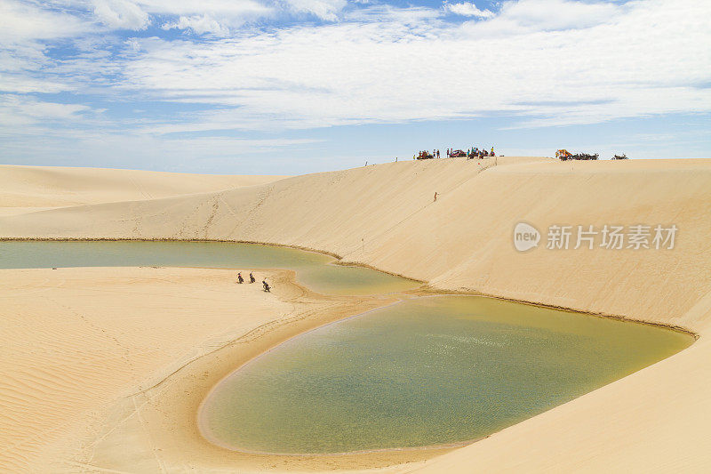 绿松石绿色，翠绿的雨水湖泻湖在一个金黄的沙丘在Jericoacoara，巴西