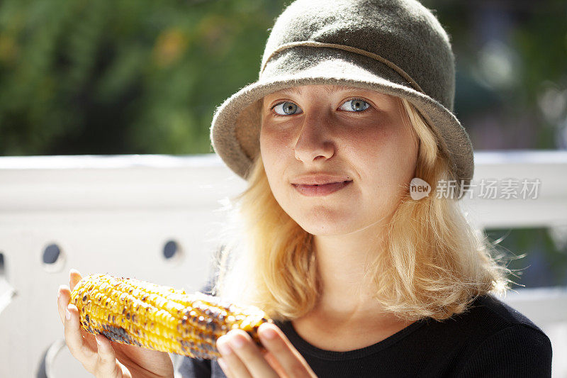 小女孩在吃玉米