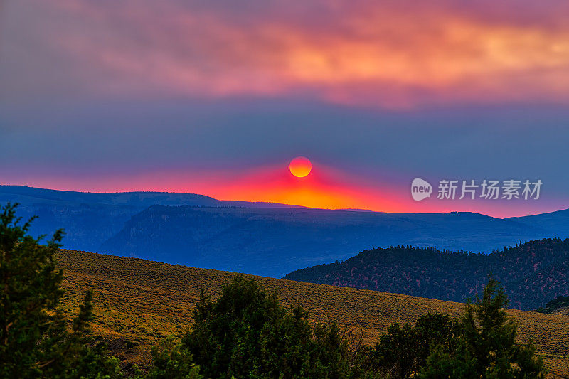 夕阳野火日落