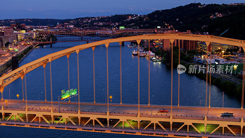 皮特堡桥上的傍晚交通-无人机拍摄