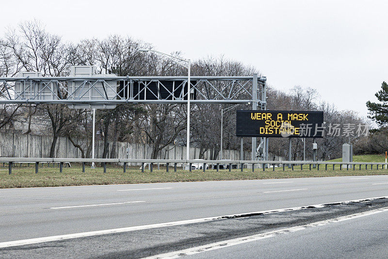 纽约州高速公路路标“戴口罩-社交距离”