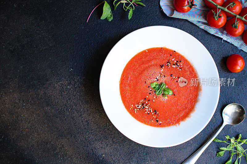 番茄胡萝卜或辣椒汤西班牙凉菜汤在盘子里的桌子上美味的服务大小俯视图拷贝空间的文字生酮类或旧时饮食食物背景乡村