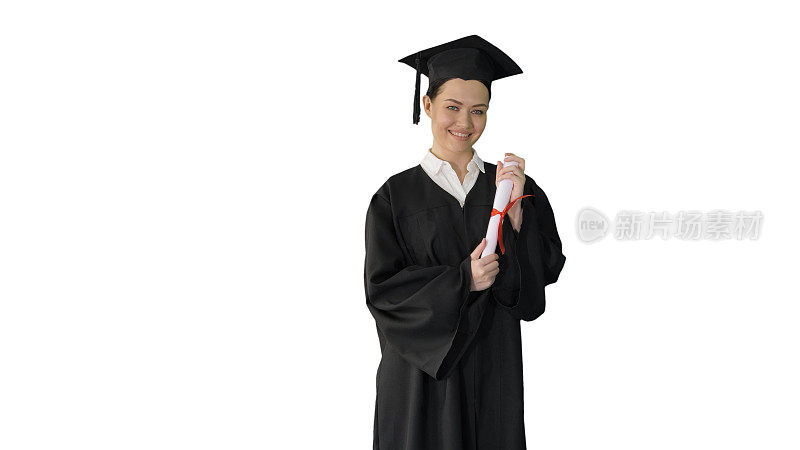 微笑的女学生毕业长袍摆姿势与文凭上