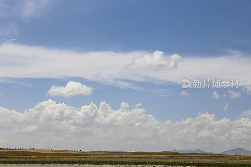 日落时的橙色云彩。戏剧性的天空天际线背景。天空和湖景