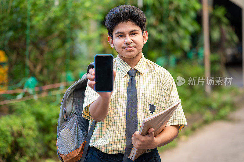 年轻的学生使用智能手机