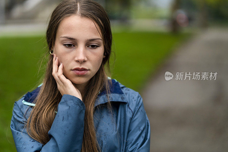 可悲的少女在雨天