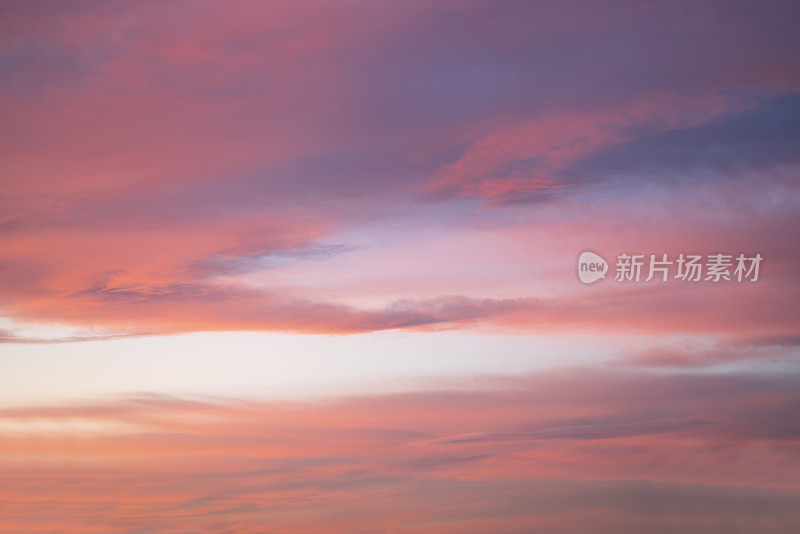 夕阳下的天空是粉蓝色和柔和的橘色