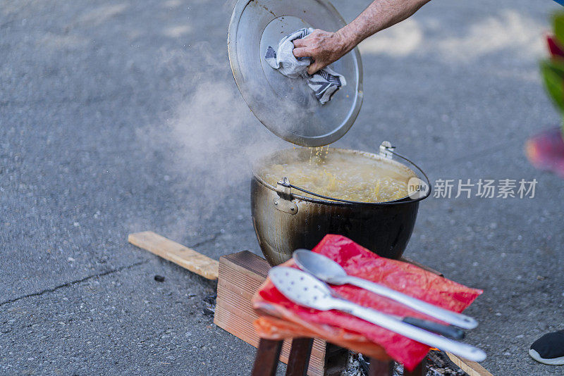 sancocho锅，哥伦比亚传统，在户外牛奶炉上由女性手工制作