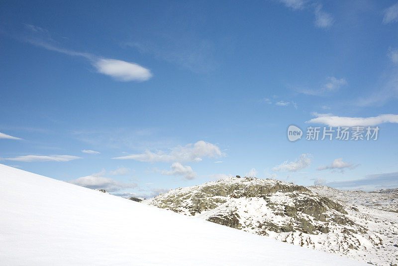 秋天的第一场雪给高山染上了色彩