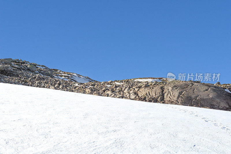 秋天的第一场雪给高山染上了色彩