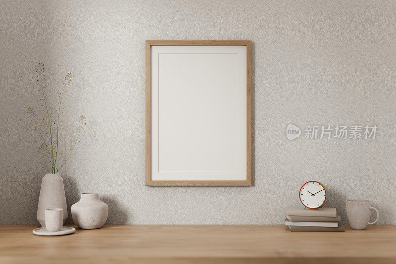在一个简约的斯堪的纳维亚房间里，白色墙壁上的极简主义木框架和木桌上的空间