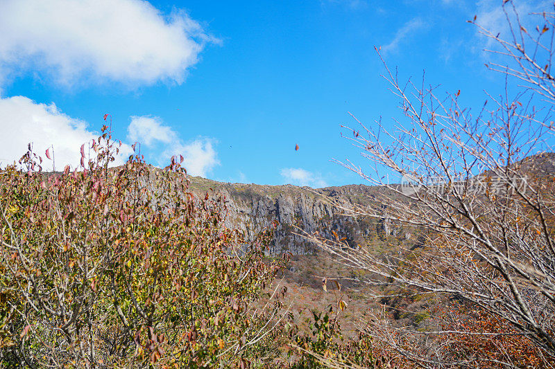 汉罗山的悬崖和岩石(济州岛)