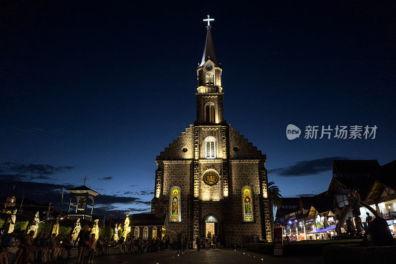 夜晚的圣佩德罗教区，南里奥格兰德州的格拉玛多大教堂