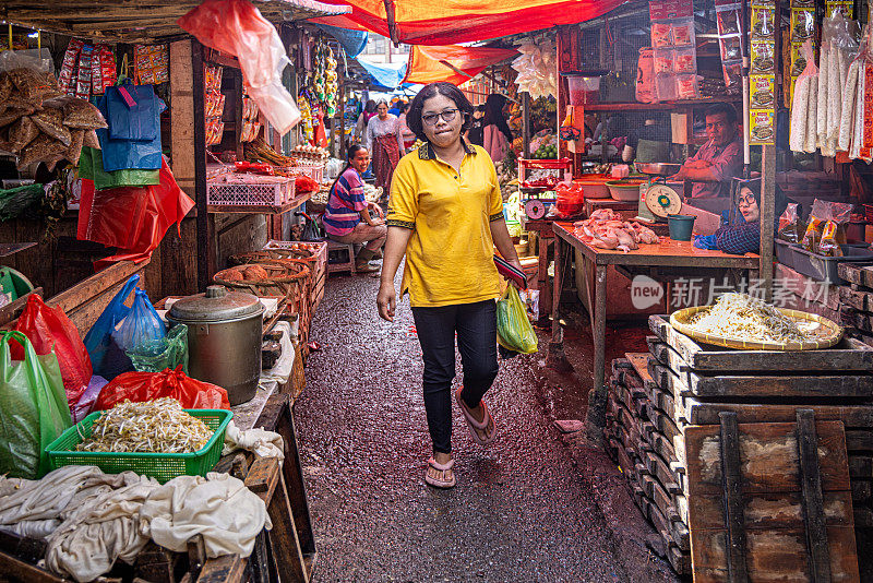 走过食品市场的妇女