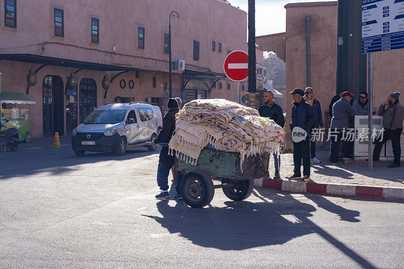 1月3日，在摩洛哥马拉喀什，当地居民推着传统的手推车，在错综复杂的街道上艰难前行