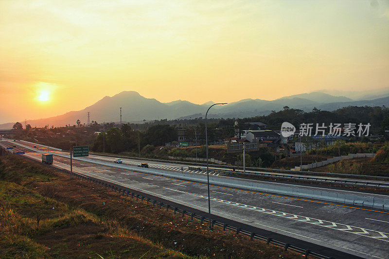 夕阳和高速公路的背景