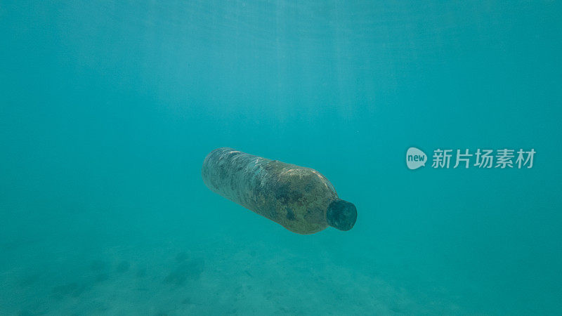 生锈的旧塑料瓶漂浮在海洋里