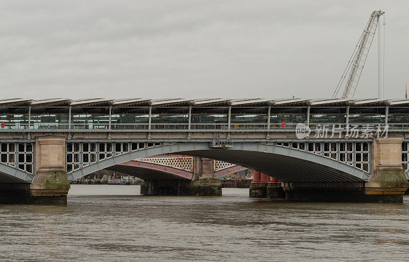 黑衣修士桥的太阳能屋顶和横跨泰晤士河的黑衣修士桥。