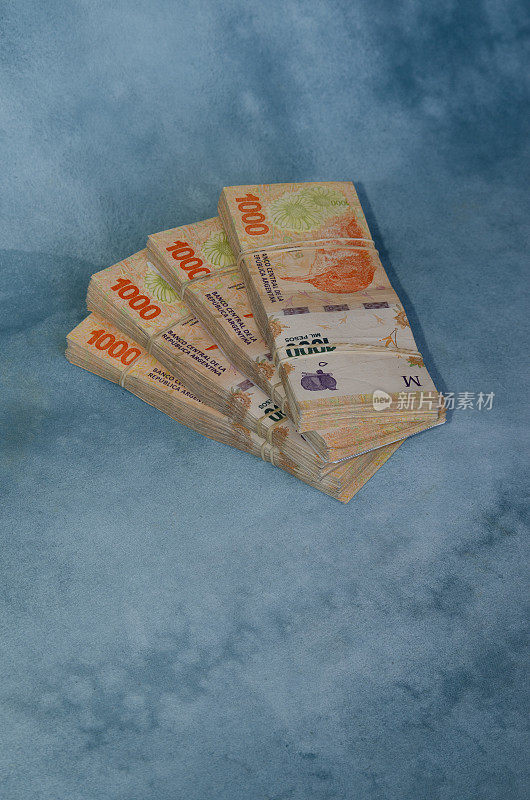 一叠1000阿根廷比索钞票，阿根廷共和国的经济状况