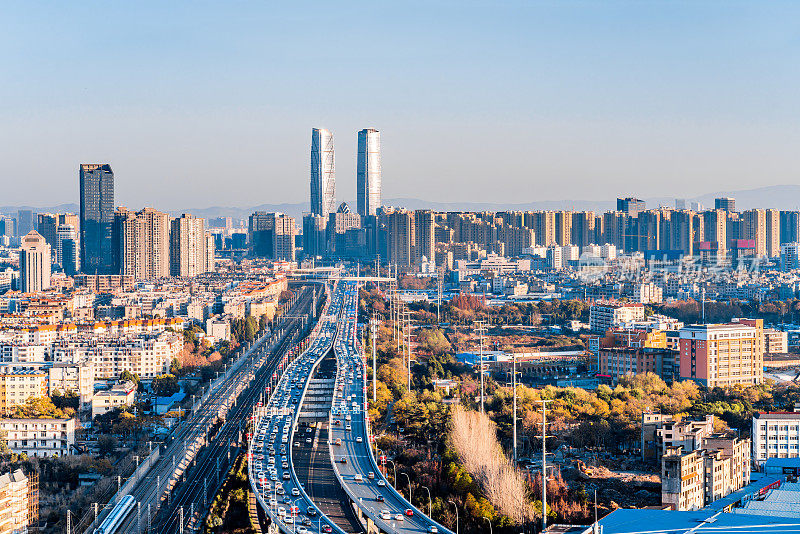 中国云南昆明双塔高架桥的高角度风景