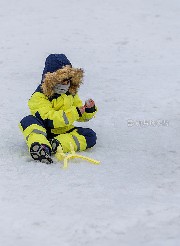 孩子们在雪中玩耍。冬天，穿着滑雪服的亚洲孩子在扔雪。快乐的童年。江原道，韩国