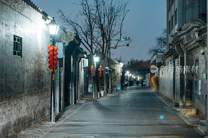 北京南锣鼓巷的胡同夜景