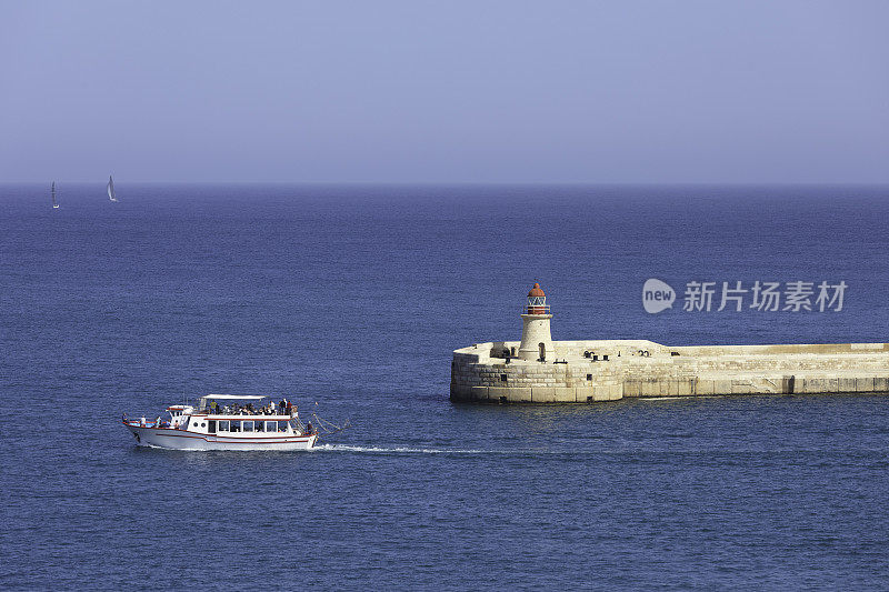 游艇正驶往马耳他海域