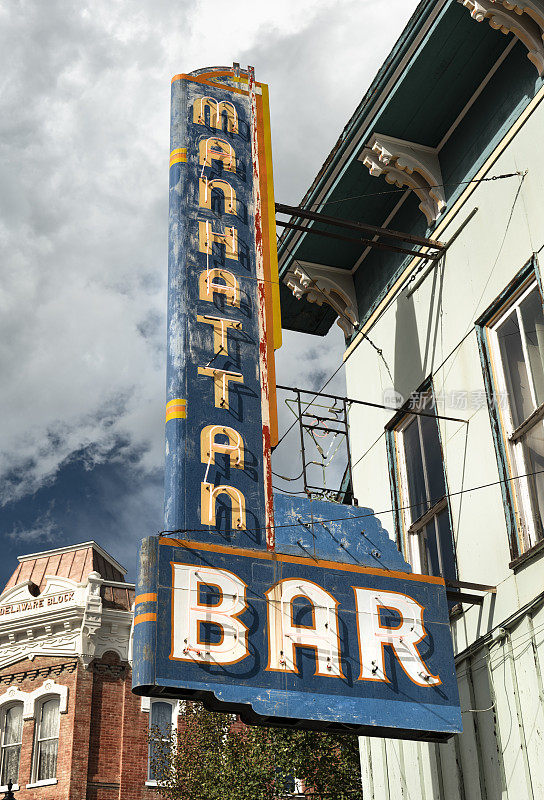 科罗拉多州历史悠久的老矿业小镇莱德维尔主街酒吧标志