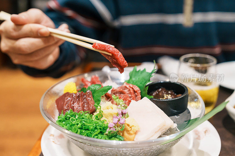马肉片生鱼片或日本的刺身。Baniku包括瘦肉、大理石花纹、鬃毛和肝脏。日本长野县松本市的优质肉类和著名食物