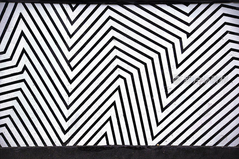 几何抽象，在白色表面上画出反复出现的黑色粗线