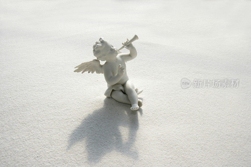 白沙上的天使小雕像和乐器